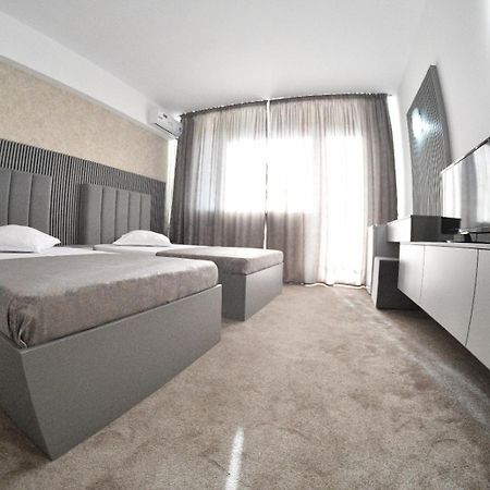 Hotel Parc クラヨーヴァ エクステリア 写真