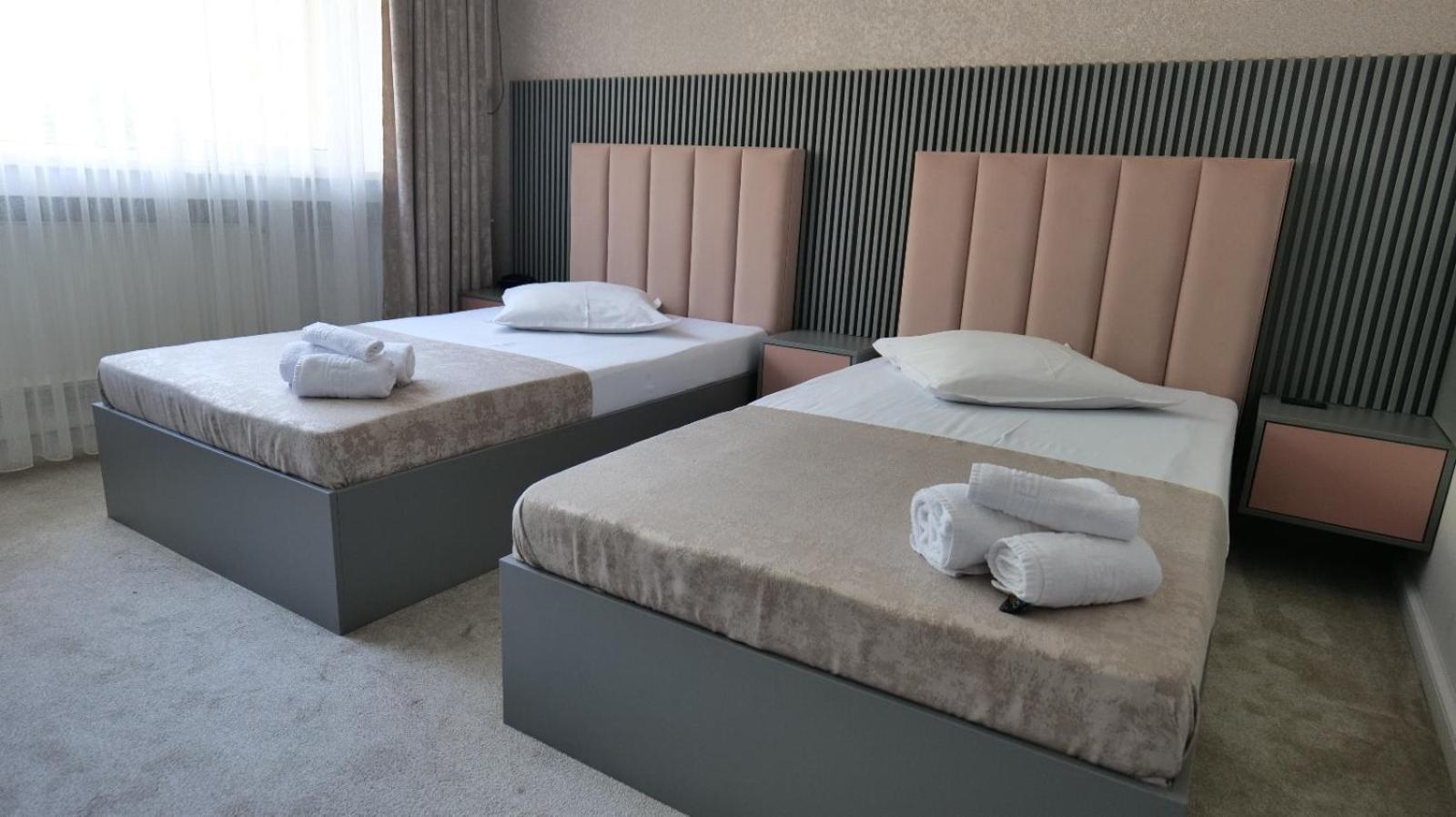 Hotel Parc クラヨーヴァ エクステリア 写真