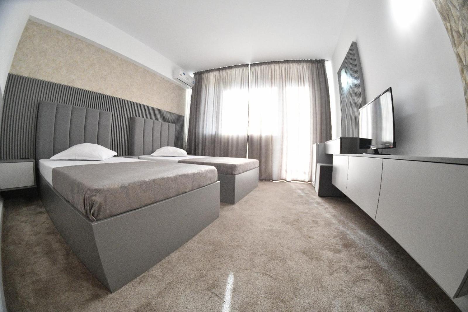 Hotel Parc クラヨーヴァ エクステリア 写真