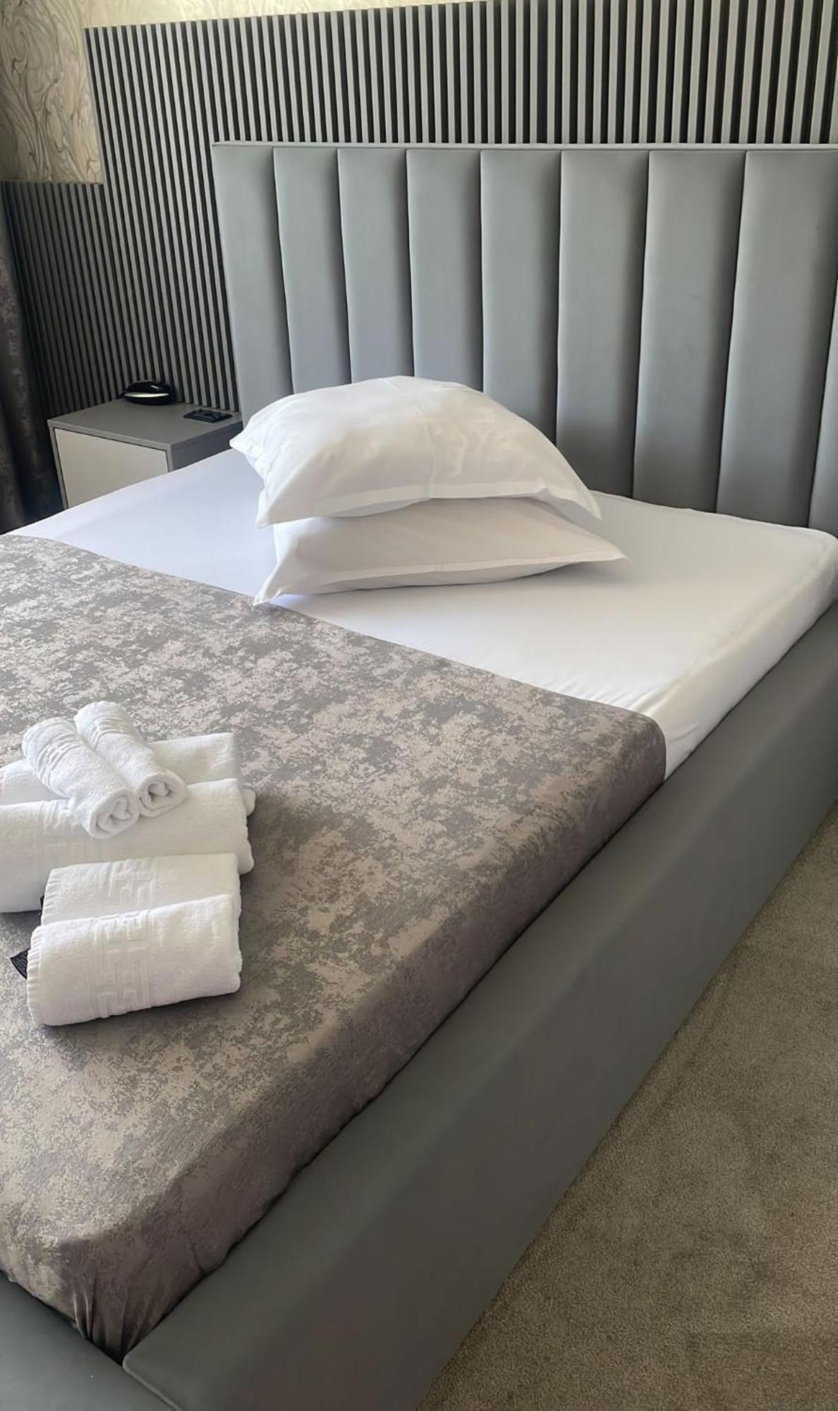 Hotel Parc クラヨーヴァ エクステリア 写真