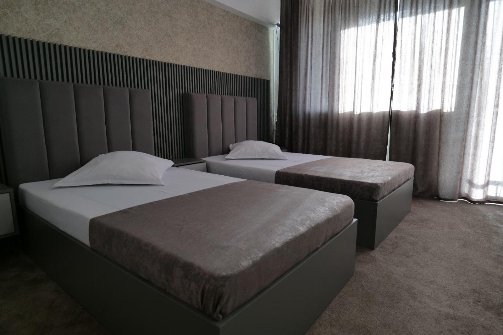 Hotel Parc クラヨーヴァ エクステリア 写真